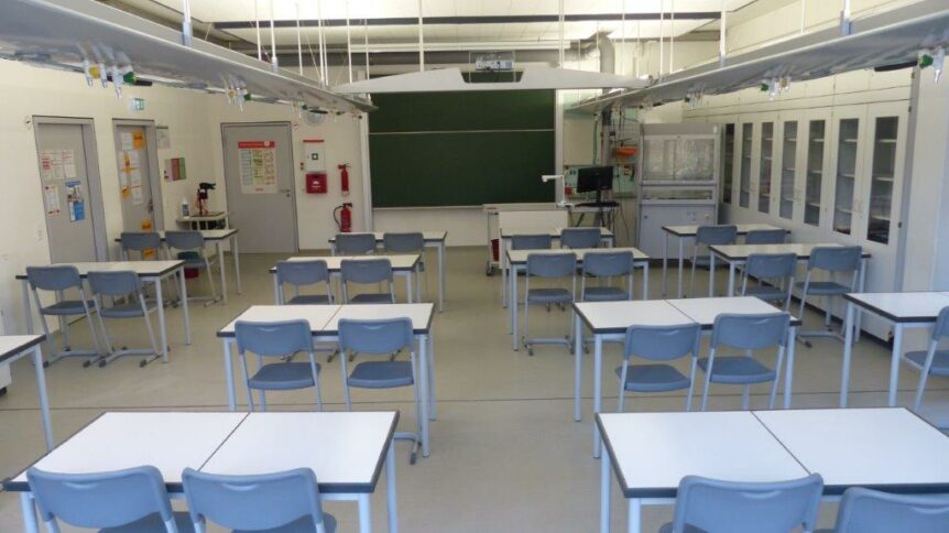 Foto eines Klassenzimmers der Maximilian Lutz Realschule