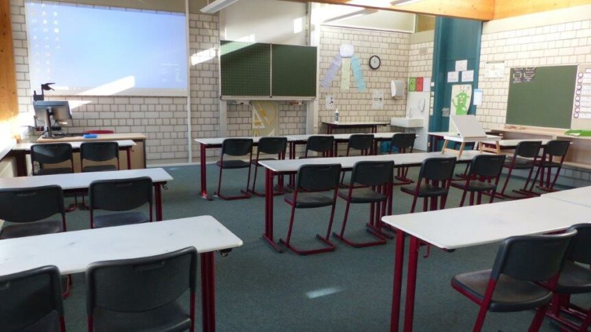 Foto eines Klassenzimmers der Maximilian Lutz Realschule