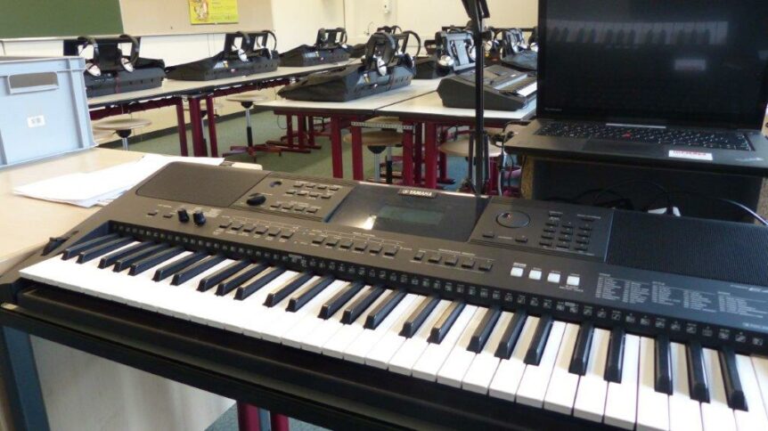 Foto des Musikraums mit Instrumenten