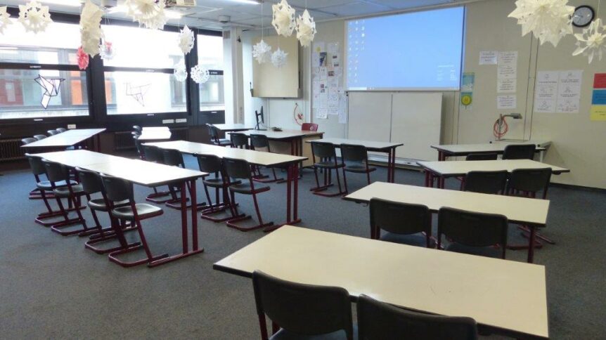Foto eines Klassenzimmers mit Leinwand für Beamer