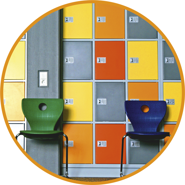 Motiv Schließfächer mit 2 Stühlen