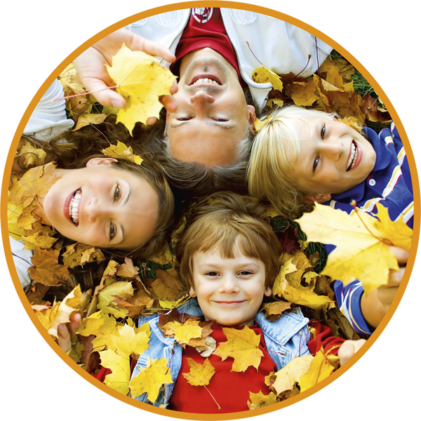 Foto einer Familie im Herbstlaub liegend