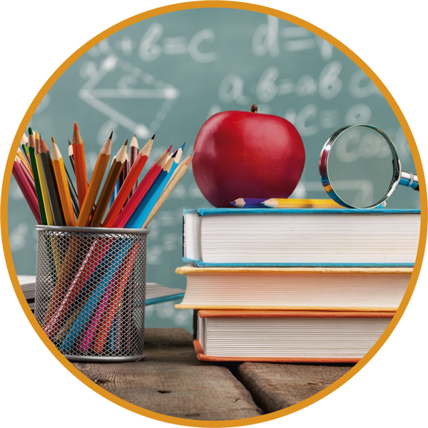 Motivbild Schreibsachen Bücher und ein Apfel