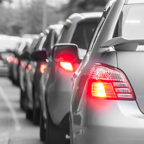 eine Schlange von Autos mit Bremsleuchten